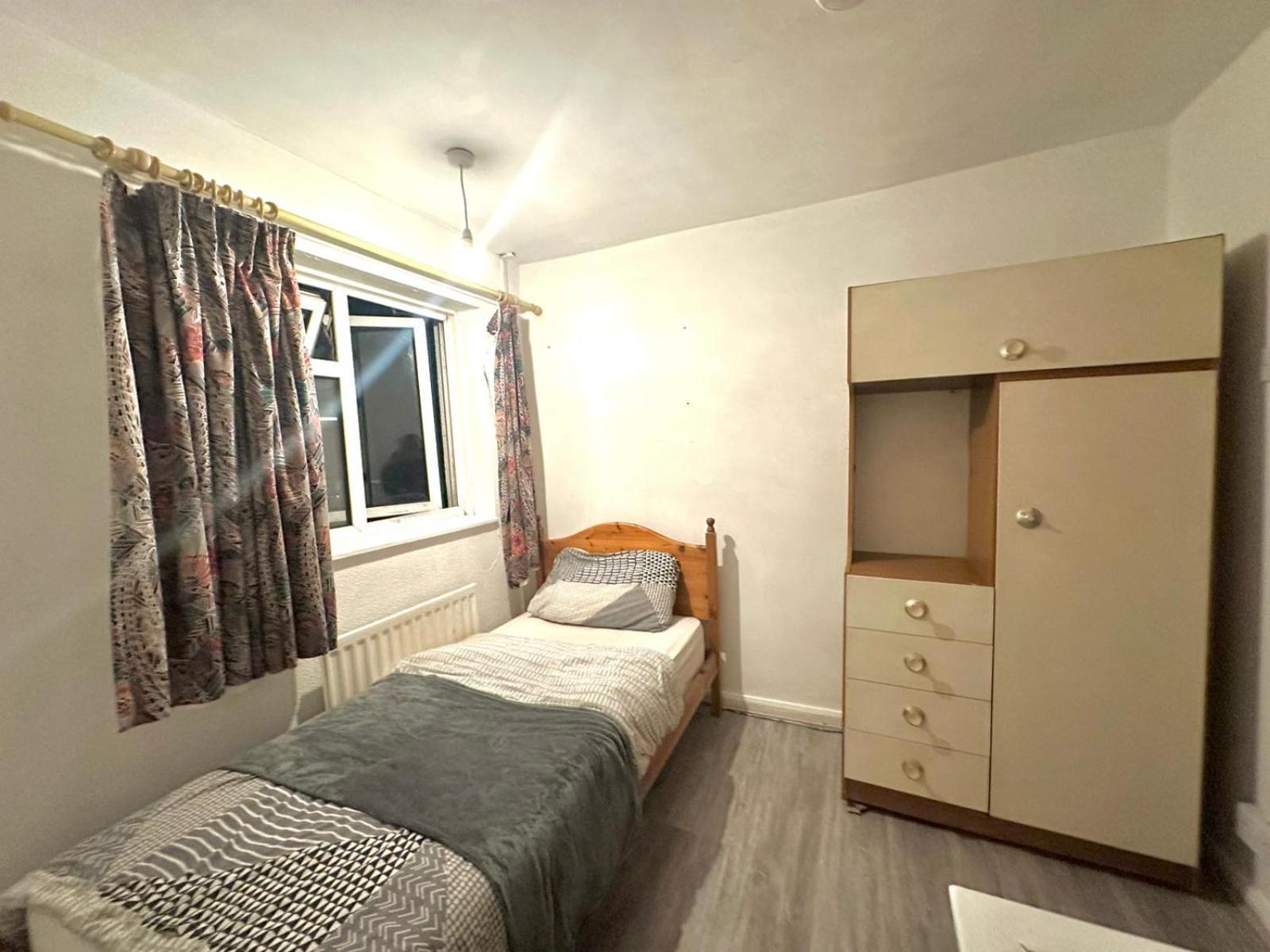 Stevenage Town Centre Hostel - Budget Single Room Eksteriør bilde